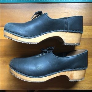 Sven closed back tie clogs low heel - black, size 39